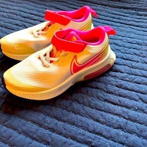 Girls size 2 y Nike Zoom in new condition
